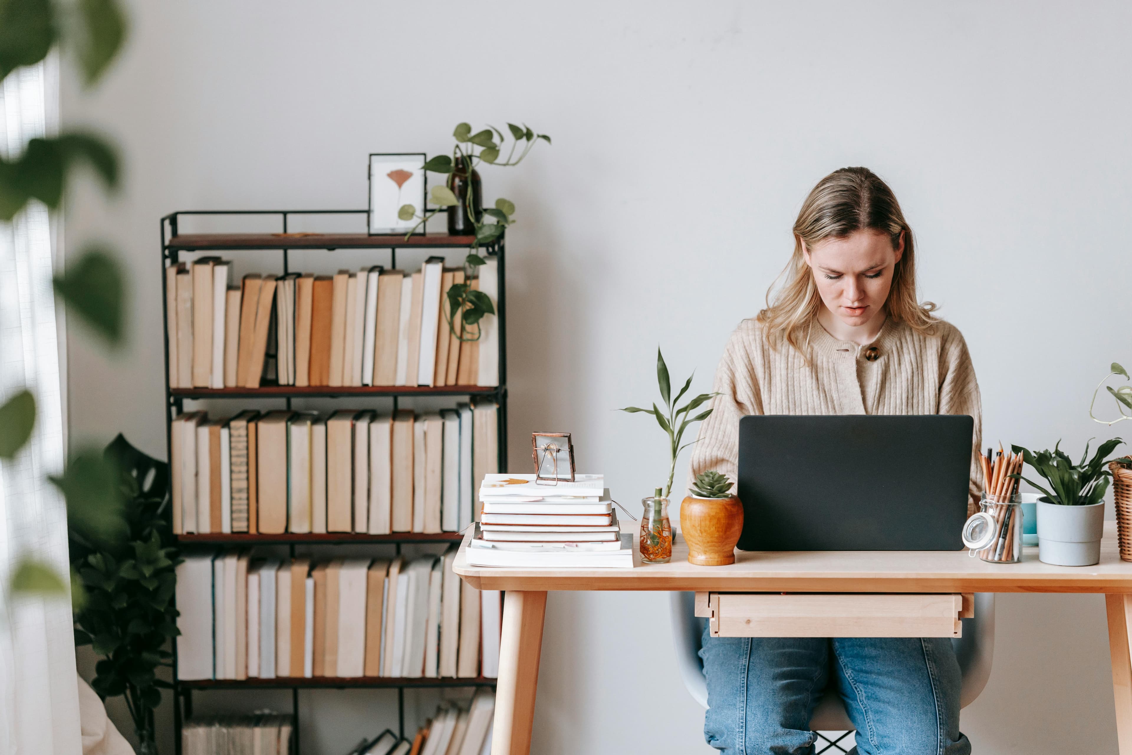 Mulher trabalhando no computador Foto de George Milton: https://www.pexels.com/pt-br/foto/mulher-computador-portatil-laptop-notebook-7034419/
